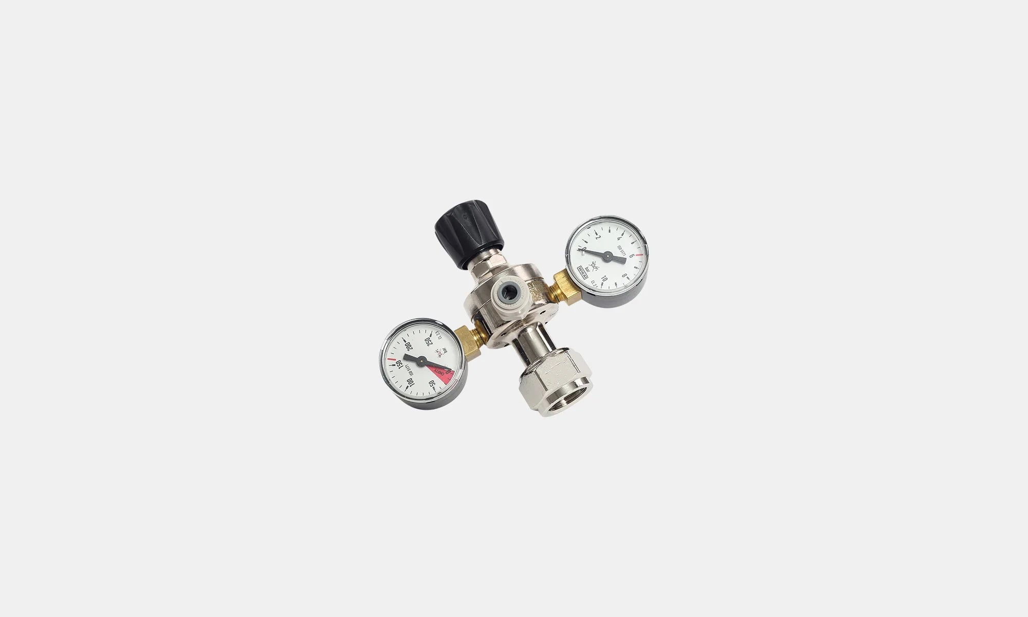 CO₂-regulator med to manometre og en sort justeringsknap.