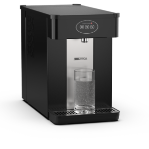 Sort Zerica Supra 150 bordmodel med et glas på drypbakken.